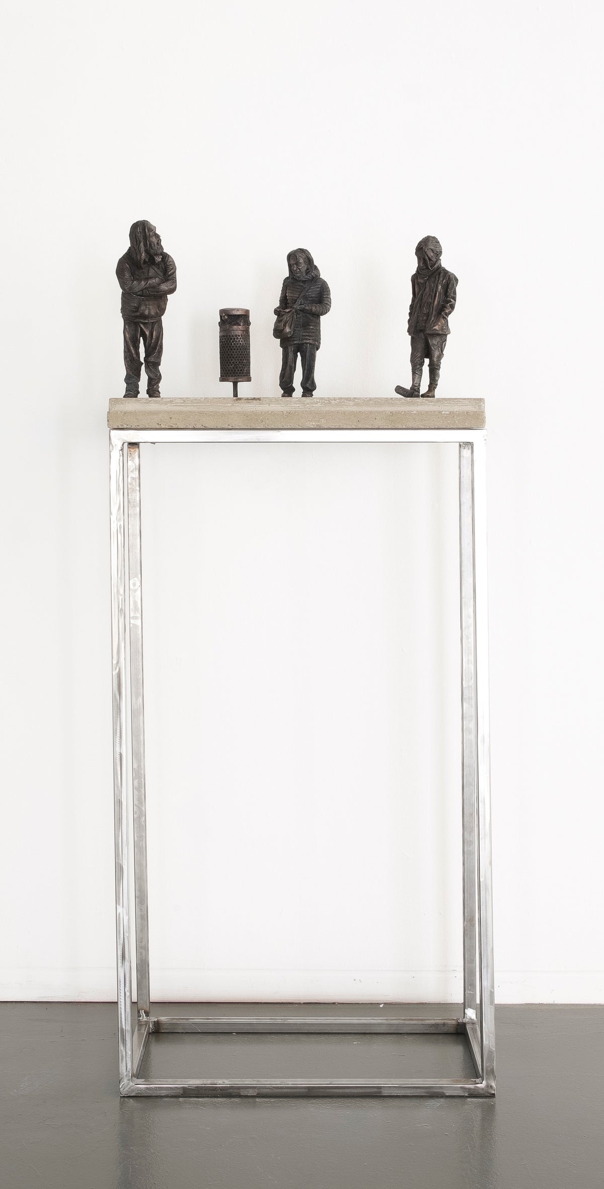 Peter Anderssons skulptur Social rundgång i brons, betong och stål.