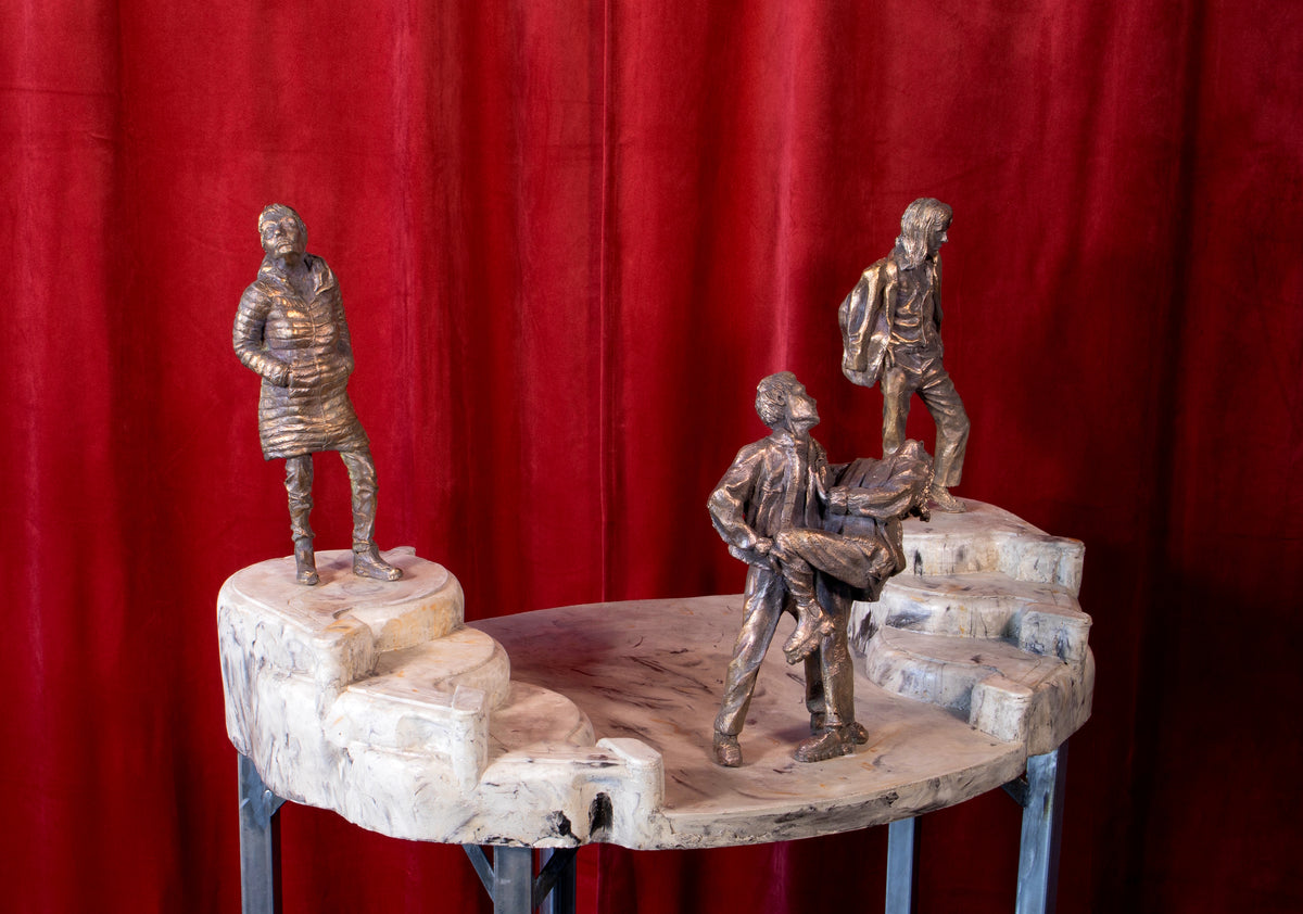Peter Anderssons skulptur We won't have to rehearse that i brons, gips, stål och textil.