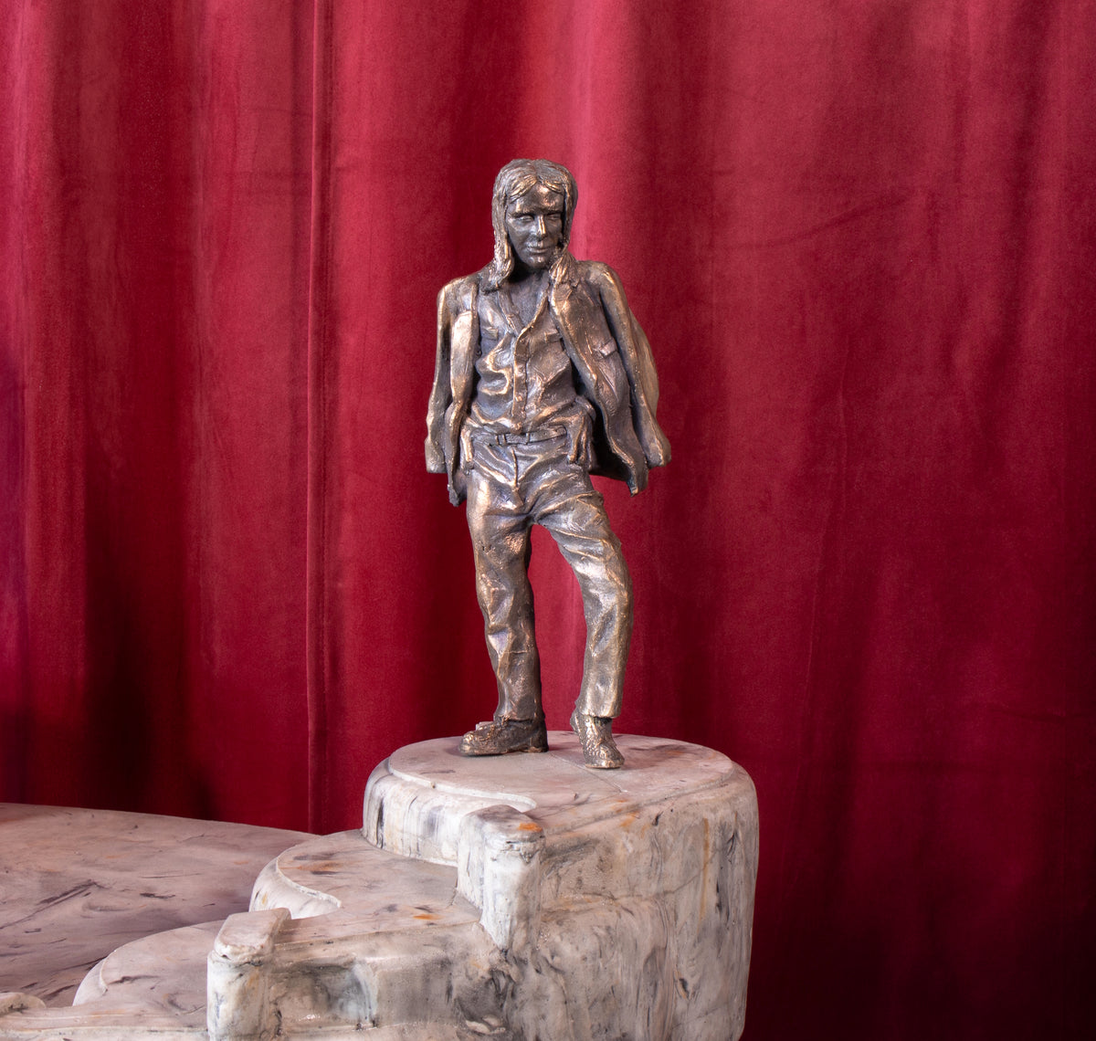 Peter Anderssons skulptur We won't have to rehearse that i brons, gips, stål och textil.